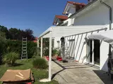 Überdachung mit zwei Unterglas-Markisen